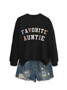 Dettaglio della felpa nera Favorite Auntie e set di pantaloncini in denim