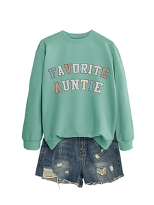 Vista piatta di una felpa verde menta con scritta 'FAVORITE AUNTIE' e pantaloncini in denim