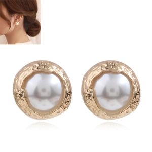 Elegant gold round stud earrings with white pearl and hammered metal texture details