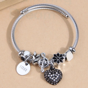 Bracciale a corda d'argento con ciondolo a cuore in strass neri e nota musicale