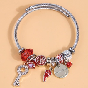 Bracelet ajustable en fil d'acier argenté avec breloques cristal rouge et gravure