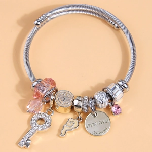 Bracelet argenté avec cristal rose, breloque clé et motifs de nuages traditionnels