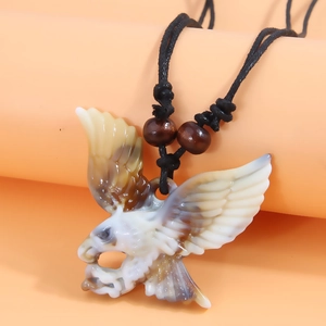 Detailaufnahme der Adler-Halskette mit Marmortextur und Holzperlen an einer Wachskordel