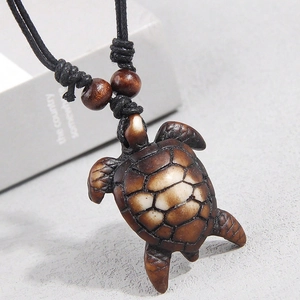 Ethnische Schildkröten-Halskette mit realistischer Panzertextur und schwarzem Flechtband