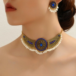 Parure bijoux vintage dorée avec strass bleus et glands de perles blanches