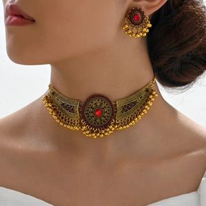 Parure collier choker et boucles d'oreilles vintage dorée avec strass rouges et perles