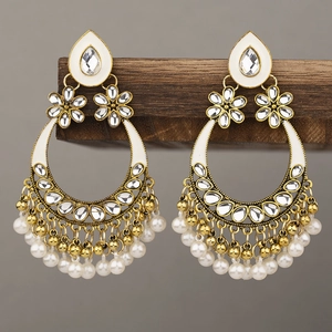 Boucles d'oreilles ethniques en émail blanc plaqué or avec pampilles de perles blanches