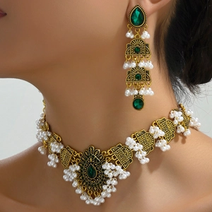 Parure ethnique avec pierres vertes en goutte et perles sur base en or antique