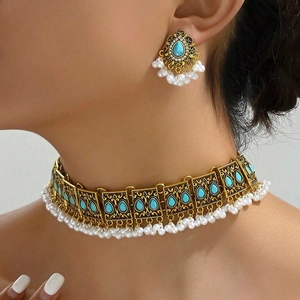 Parure de bijoux bohème avec pierres turquoises et perles blanches sur modèle