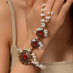 Bracelet bague vintage doré avec pierres rouges et perles blanches