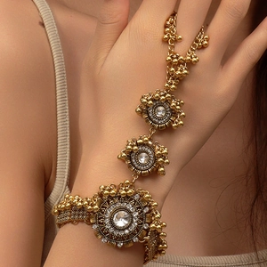Bracelet bague vintage doré avec fleurs en cristal et détails bohèmes étincelants