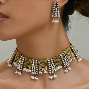 Parure collier choker et boucles d'oreilles dorés avec fleurs et perles