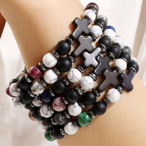 Bracelet multicouche bohème en perles avec détails de cœur et croix pour femme