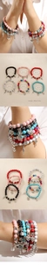 Détail macro du lot de 6 bracelets bohèmes avec breloques cœur, serrure et clé