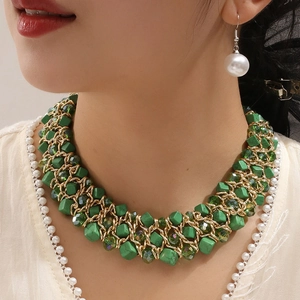 Etnische geweven statement ketting met groene turquoise stenen en gouden ketting