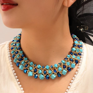 Boheemse brede choker halsketting met turquoise kralen en blauwe kristallen in goudweefsel