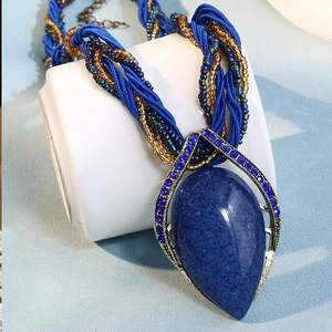 Collier bohème avec pendentif goutte bleue et chaîne cordon perlée multicolore