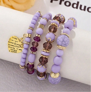 Vue macro d'un lot de bracelets violets avec pendentif cœur gravé Te Amo