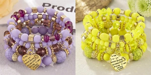 Détail de bracelets en perles multicouches avec pendentifs coeur gravés Je t'aime