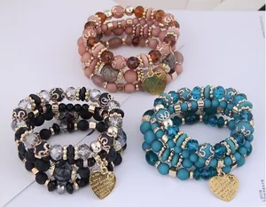 Détails de bracelets bohèmes à plusieurs rangs avec breloques cœur dorées et perles mates