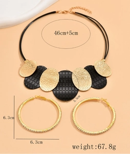 Detail view showing necklace dimensions 46+5cm and earring diameter 6.3cm with gold accents