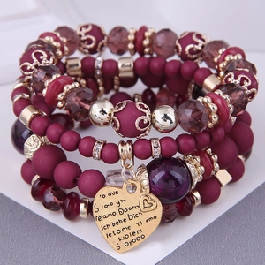 Bracelet multicouche bohème avec perles bordeaux et pendentif cœur doré romantique