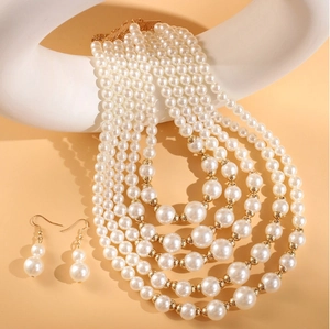 Elegante meerlaagse parelketting en oorbellen set met gouden kralen en klassiek design