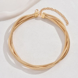Dettaglio della collana a catena a serpente intrecciata dorata con chiusura