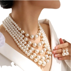 Elegante set van vijflaagse parelketting en bijpassende hangende oorbellen voor dames