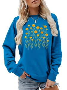 Dettaglio della stampa botanica di calendula gialla sulla felpa blu navy a girocollo