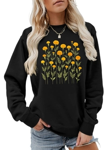 Dettaglio della stampa floreale calendula arancione sulla felpa girocollo nera a coste