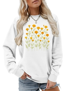 Dettaglio di una felpa bianca con stampa floreale di calendule gialle vivaci