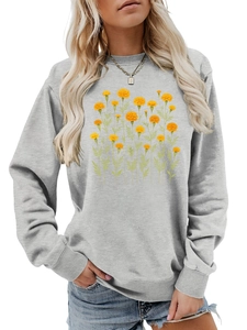 Dettaglio della stampa floreale calendula su felpa girocollo grigio chiaro in cotone