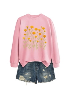 Felpa rosa con stampa di calendula e pantaloncini di jeans consumati in flat lay