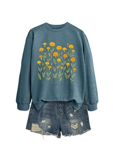 Piatto di felpa grigia con stampa di calendula gialla e pantaloncini in denim strappati