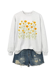 Felpa grigia con stampa di calendule e pantaloncini in denim strappati stesi