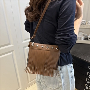 Sac bandoulière en cuir marron style bohème avec clous métalliques et détails de franges