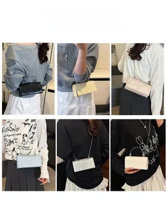 Vue détaillée du mini sac bandoulière en noir, jaune, rose et argent avec chaîne