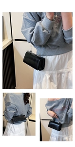 Détails du mini sac en cuir brillant noir avec poignée métallique et bandoulière chaîne