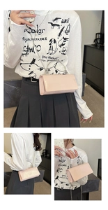 Vues détaillées du mini sac rose clair avec chaîne, poignée en métal et fini brillant