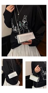 Détails du petit sac carré argenté avec logo mim et bandoulière en chaîne métal