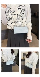 Détail du sac bandoulière bleu clair avec chaîne argentée et poignée en métal