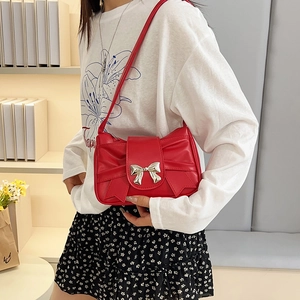 Sac sous le bras plissé rouge pour femmes avec un nœud unique et une boucle argentée