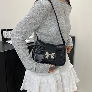 Sac sous le bras chic français noir avec grand nœud et boucle argentée élégante