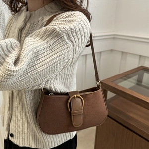Retro dunkelbraune matte Wildleder-Halbmondtasche mit goldener Ringschnalle