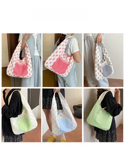 Collage de sacs cabas à fleurs avec poches à carreaux et détails de nœuds colorés