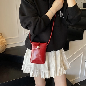 Mini sac à bandoulière rouge brillant pour téléphone avec perle blanche et fine lanière