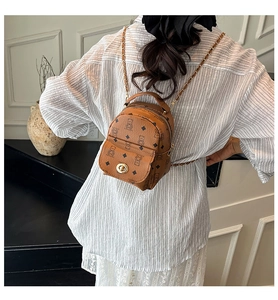 Vue arrière d'un mini sac à dos marron à imprimé ours avec bretelles en chaîne