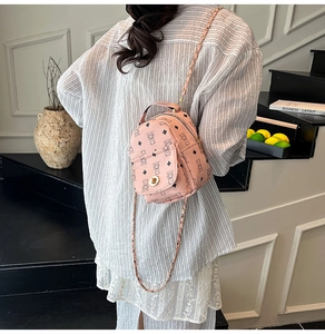 Détail du mini sac à dos rose avec motif d'ours et fermoir en métal doré