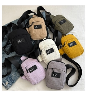 Vue détaillée à plat de sacs bandoulière en nylon en sept couleurs vives pour le quotidien